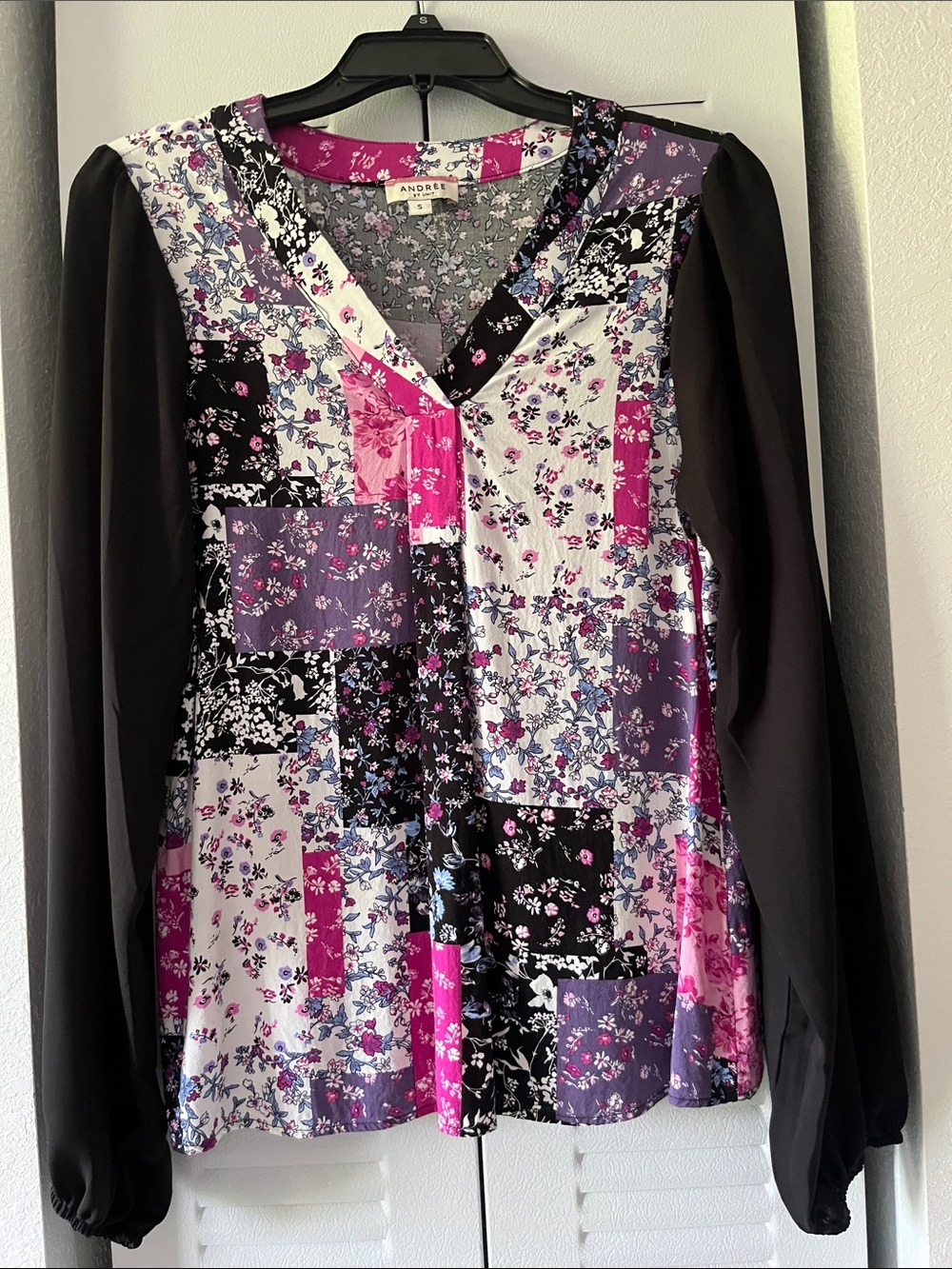SizeS NWOTs ANDREE BY UNIT Floral Patchwork V-neck Blouse in Pink, Purple &Black